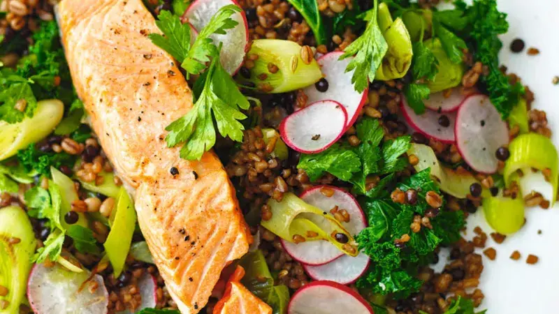 Teplý salát s lososem, čočkou a kadeřávkem