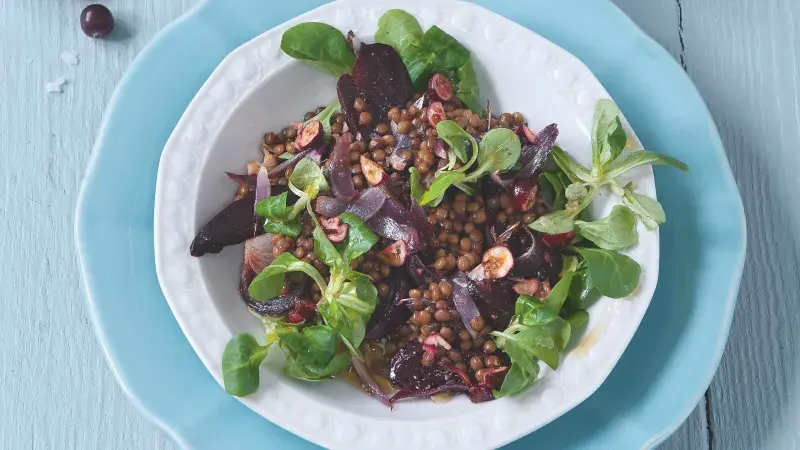 Křupavý salát s čočkou a brusinkami