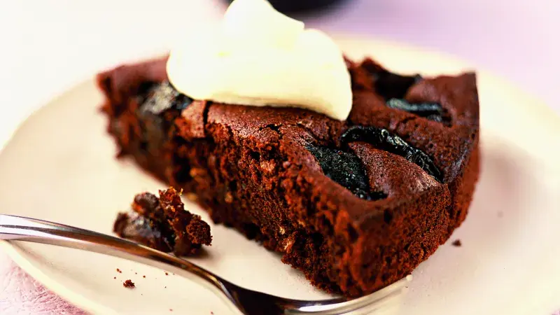 Čokoládový koláč se sušenými švestkami