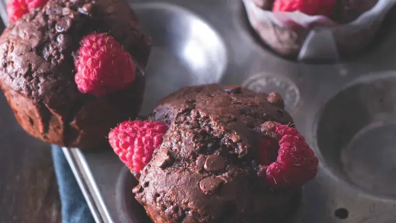 Čokoládové muffiny s malinami
