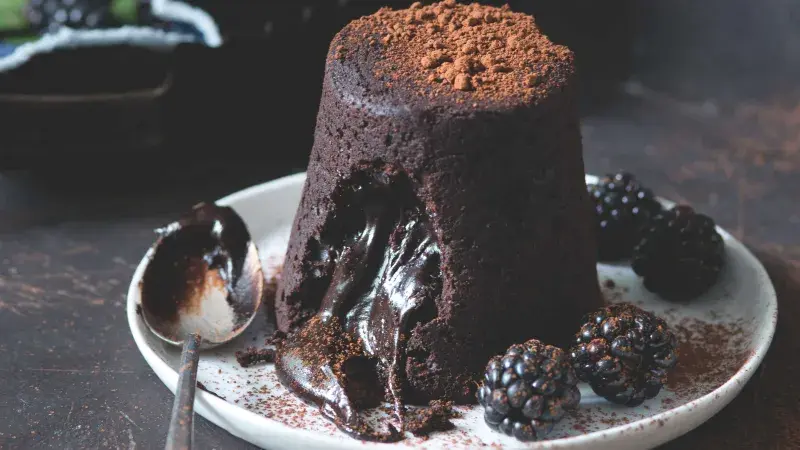 Čokoládový fondán s ostružinami