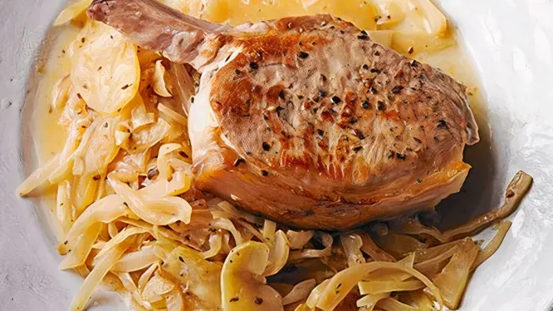 Vepřové kotlety s dušeným zelím a jablky