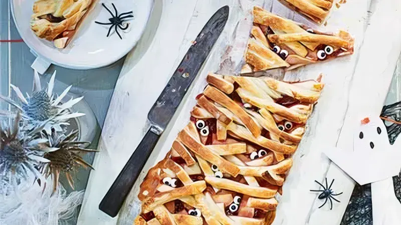 Halloweenský jablečno-jahodový koláč