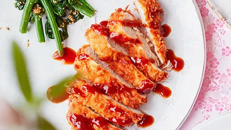 Japonské vepřové Tonkatsu podávané na talíři se zeleninou