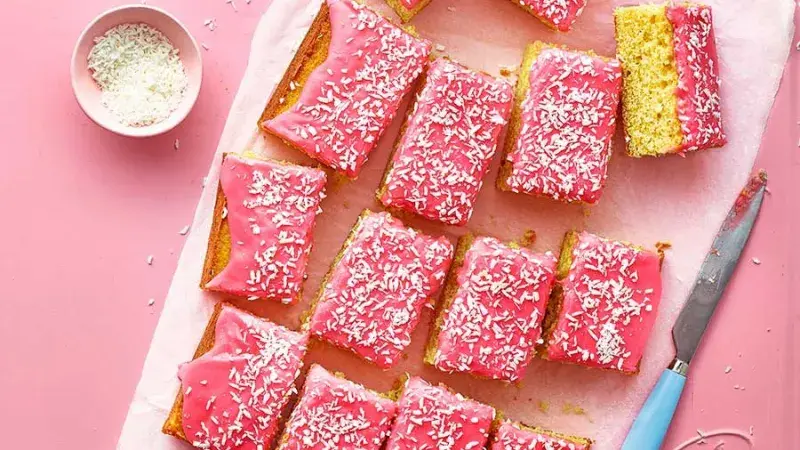 Tottenham dort s růžovou polevou nakrájený na čtverce