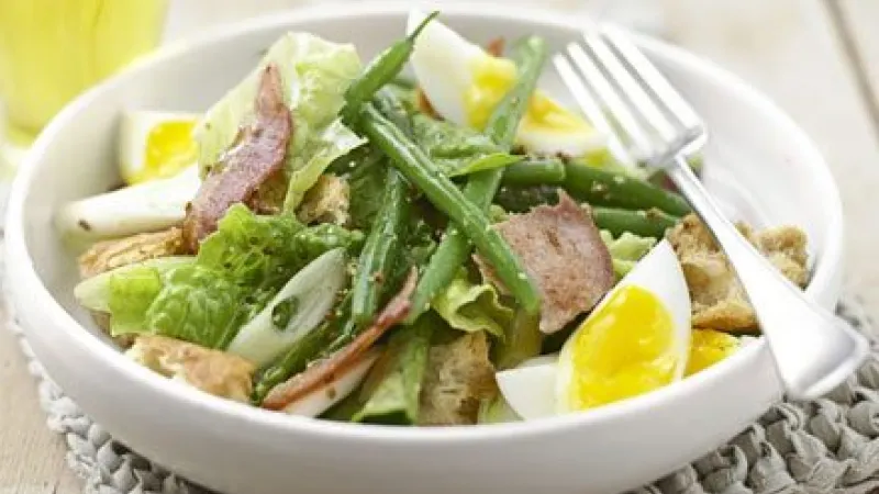 Salát s vejci, slaninou a fazolkami