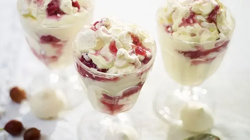 Angreštový Eton mess s bezinkovým krémem