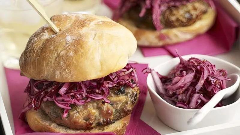 Vepřové burgery s jablky a nakládaným červeným zelím