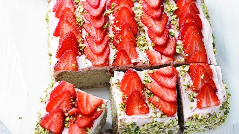 Jahodový koláč na plech s pistáciemi