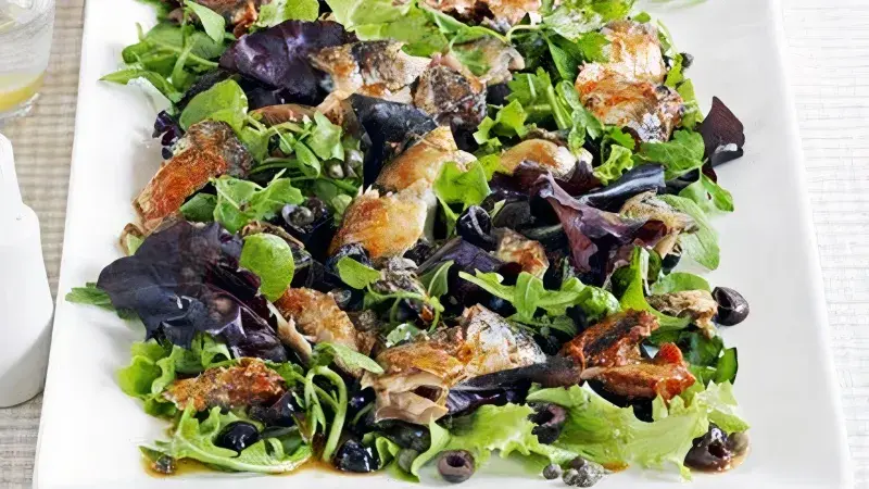 Středomořský salát se sardinkami