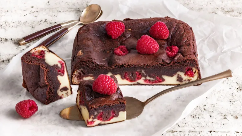 Cheesecake brownies s malinami