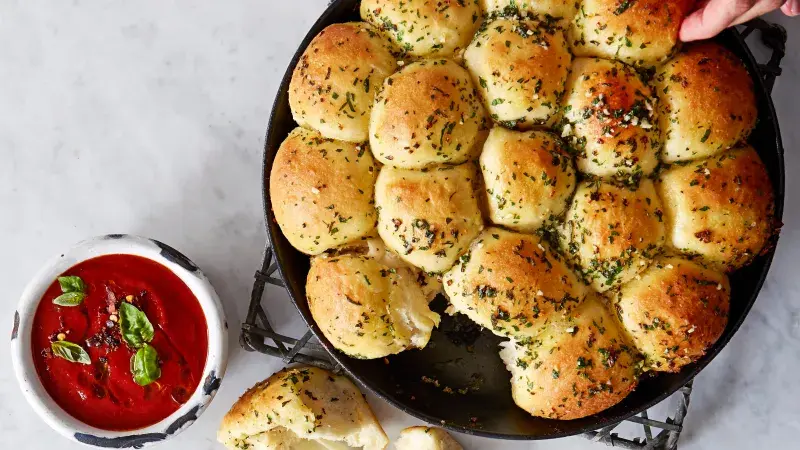 Česnekové bochánky se sýrem