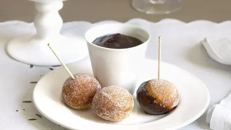 Skořicové minikoblihy s čokoládovou omáčkou