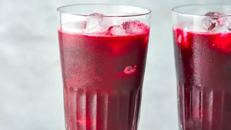 Dvě plné sklenice šťávy z červené řepy, jablka a zázvoru