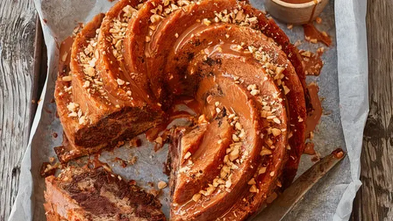 Banánovo-čokoládová bábovka s karamelovou polevou a arašídy