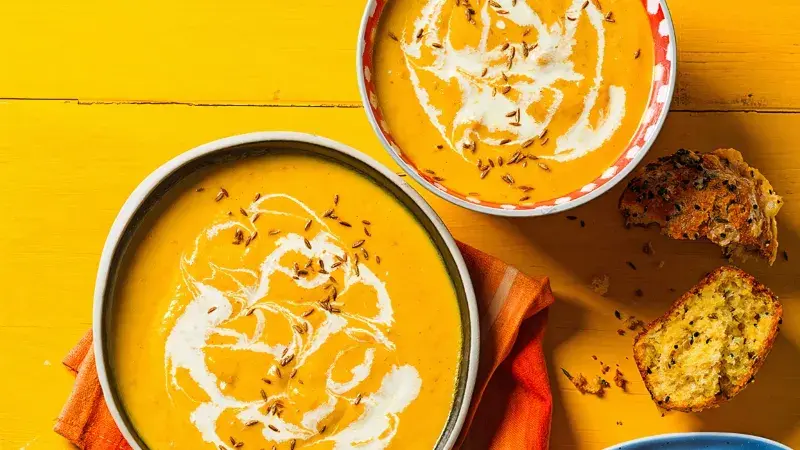 Mrkvová polévka s římským kmínem z jednoho hrnce ve dvou miskách