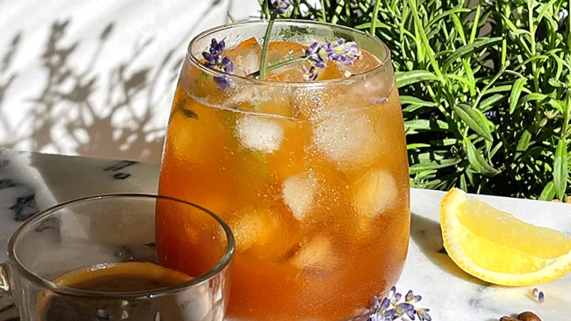 Levandulové espresso tonic