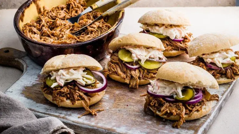 Trhané vepřové z pomalého hrnce v houskách s nakládanou zeleninou a salátem