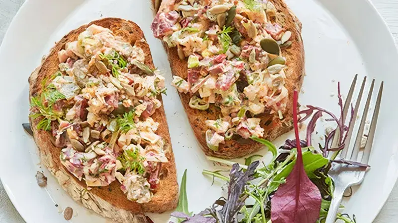 Chlebíčky s vajíčkovou pomazánkou s červenou řepou