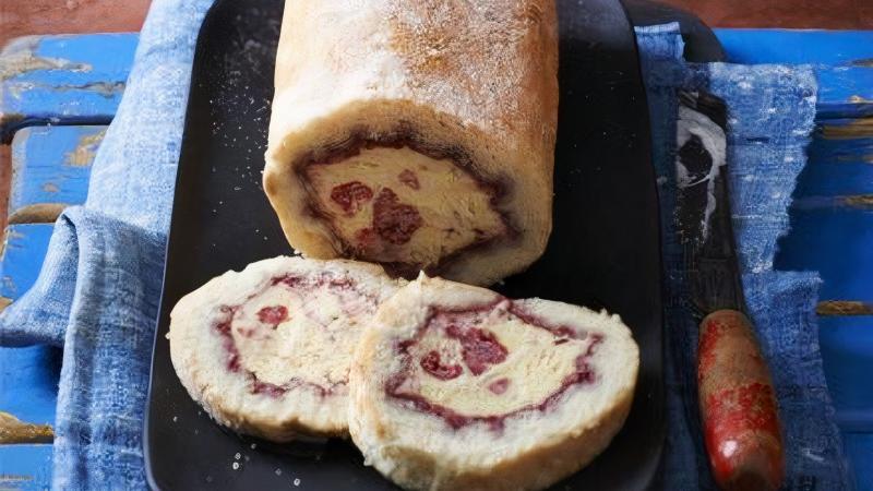 Zmzlinová roláda s malinami