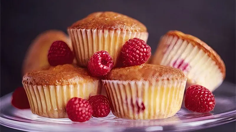 Malinové cupcaky s pomerančovo-cukrovou polevou