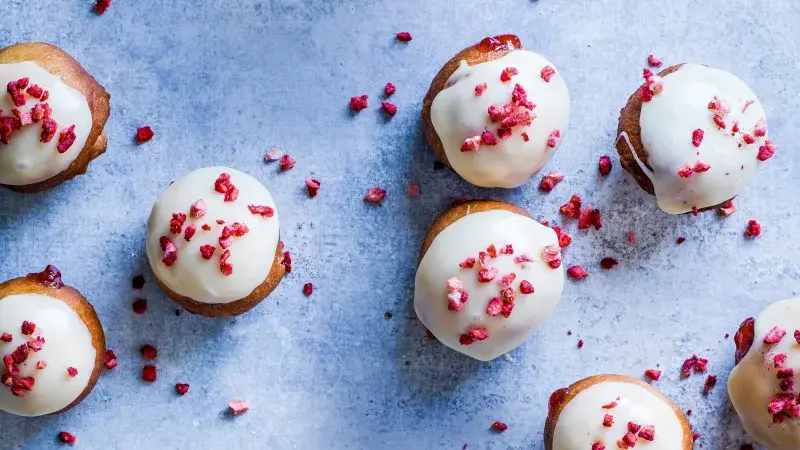 Jahodové koblihy s bílou čokoládou