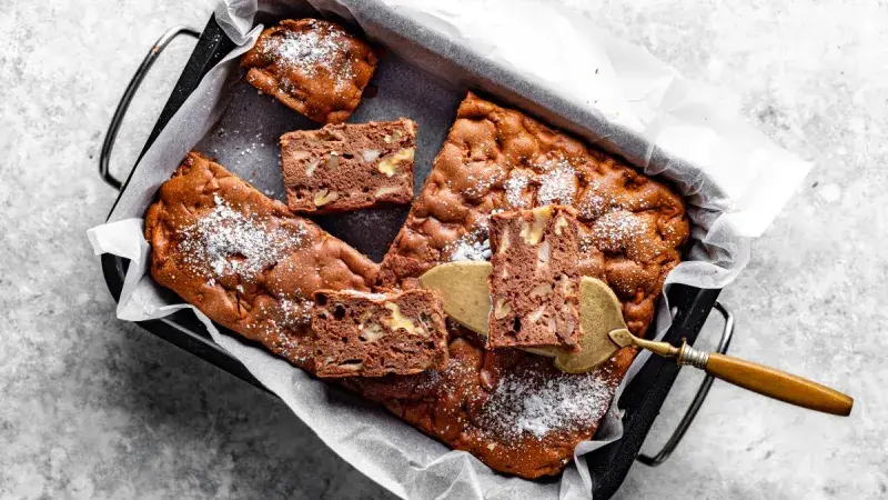 Kakaová buchta s jablky a ořechy