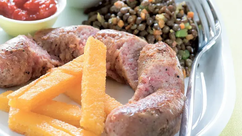 Cotechino (čti kotekíno) s čočkou a polentou