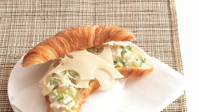 Croissant s kuřecím salátem