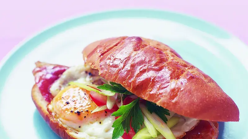 Žemle s vejci, pršutem a zeleninou