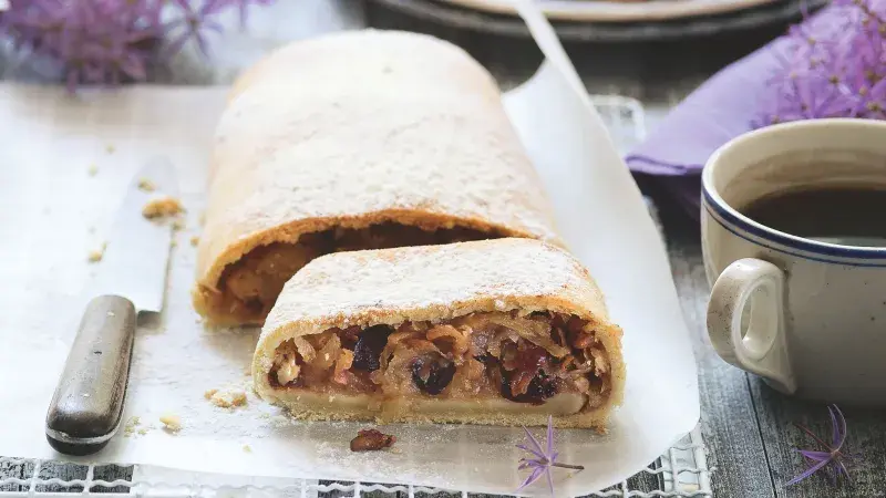 Jablkový štrúdl z jogurtového těsta 