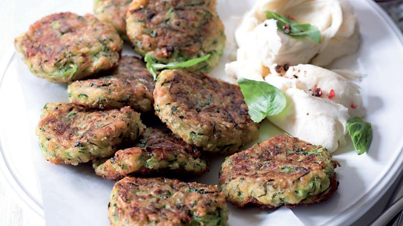 Cuketové placky s čatní a mozzarellou
