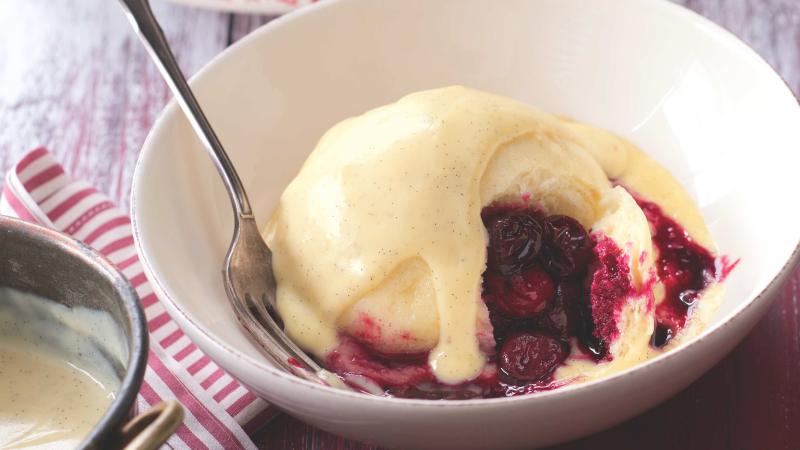 Dampfnudeln s višněmi a vanilkovou omáčkou