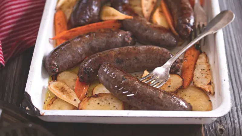 Daňčí klobásky s pečenou zeleninou a cibulovou omáčkou