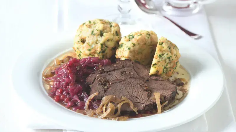 Daňčí kýta se zelím 