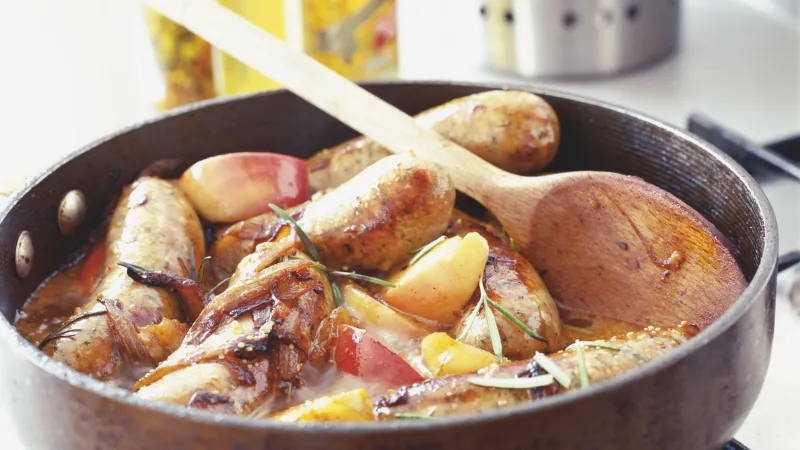 Klobásy v hořčičné omáčce s jablky