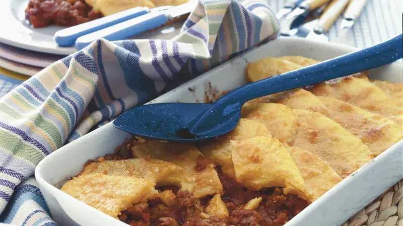 Kořeněný polentovo-masový koláč