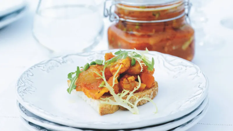 Domácí 'giardiniera' s bruschettou