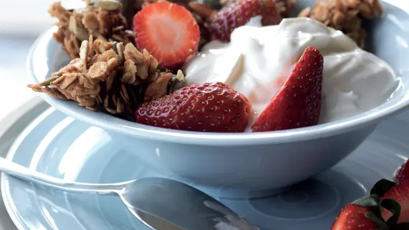 Domácí müsli s jahodami a jogurtem