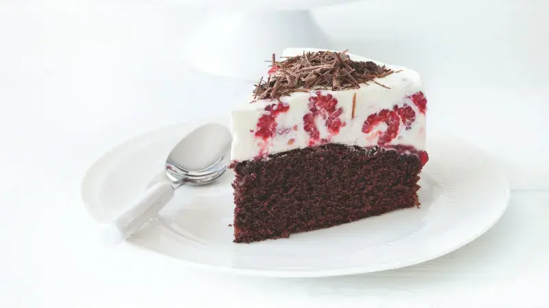 Svěží dort bez mouky s malinami a tvarohem