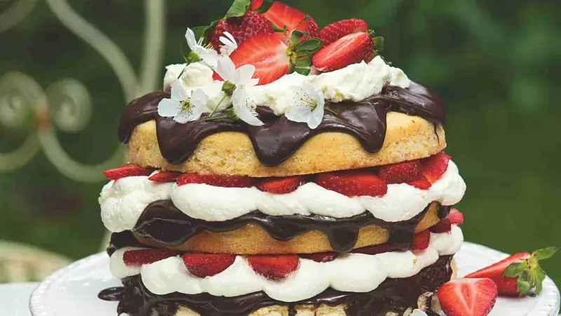 Dort s čokoládou a jahodami