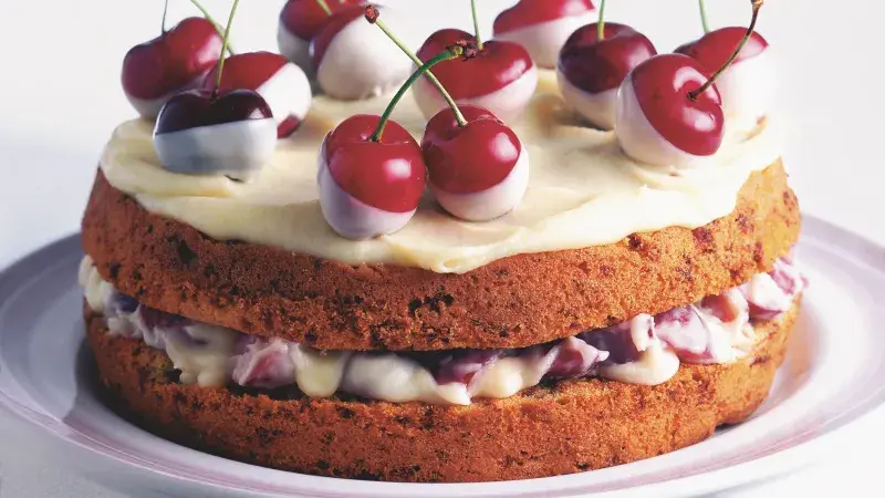 Piškotový dort s třešněmi 