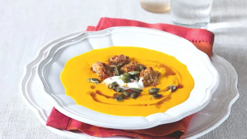 Dýňová polévka s krutony a smetanou