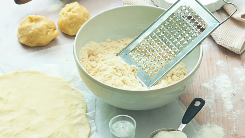 Zvládnout křehké těsto se hodí. S jeho pomocí snadno vyřešíte oběd, večeři nebo lahodný moučník