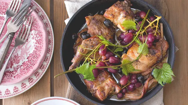 Dušený králík s hroznovým vínem a olivami