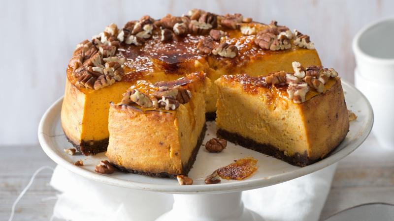 Dýňový cheesecake s karamelovou krustou a pekanovými ořechy