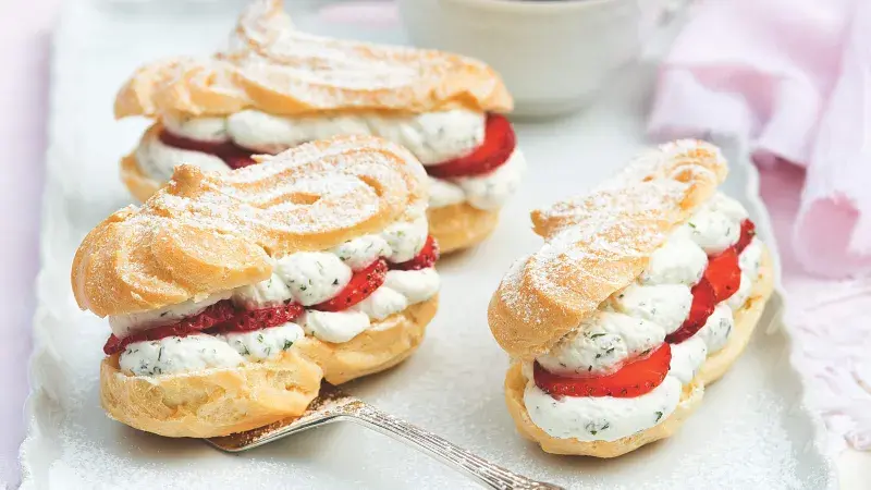 Eclairky s jahodami a mátovou šlehačkou