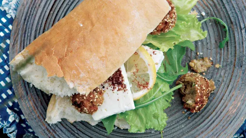 Falafel obalený v sezamu