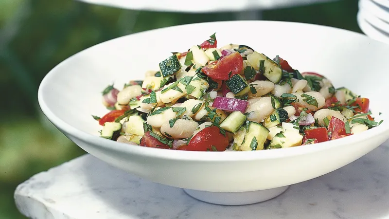 Salát z bílých fazolí a rajčat