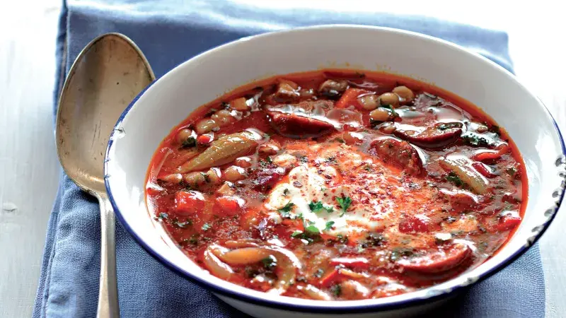 Pikantní fazolová polévka s chilli a klobásou